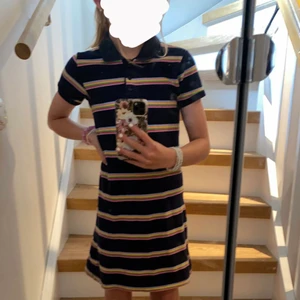 Rengbågsrandig klänning med krage 🌈👗 - En regnbågsrandig fin klänning med krage 🌈👗. Säljer av skäl att den är lite för liten och att den inte kommer till användning 💕. Tror storleken är ungefär 134 👍🏻. Kontakta mig vid frågor om plagget och om du är intresserad.