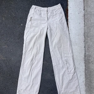 Cargo-byxor - Feta cargobyxor med en massa fickor, dragkedjor och andra detaljer. Köpa på humana och har tyvärr blivit för små, jag är 175 och en 29/30 i midja. 82 cm i innerbenet 