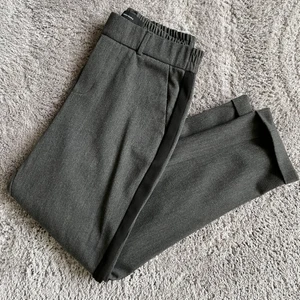 Byxor - Grå croppade kostymbyxor med svart revär från Vero Moda. Bra skick.