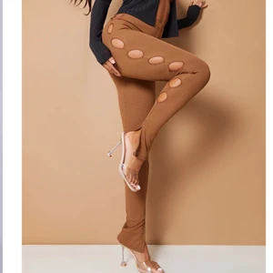 Byxor - Jag säljer dessa fina byxor eftersom dem var för tajta på mig. Färgen är typ choklad brun men pytte lite ljusare. Den är helt ny, prislappen finns kvar så jag har aldrig använt den. Storleken är i 38 men skulle nog säga att den är mer 36 (s).