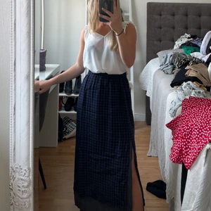 Rutig kjol - En rutig kjol med knähöga slitsar på vardera sida🦋 Resårband i midjan, vilket gör den stretchig och passar om du är mellan S-L (Modellen är 156 cm lång och bär vanligtvis storlek xs)