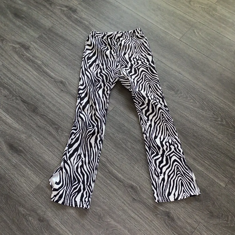 coola högmidjade flare zebrabyxor strl 34 🤍 knappt använda!. Jeans & Byxor.