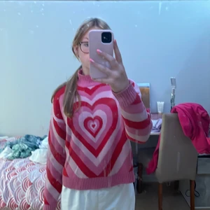 Stickad tröja  - Stickad tröja med hjärtan. Fint skick. Skickas spårbart med Postnord. 