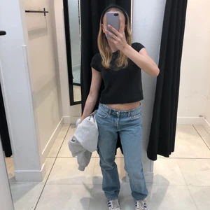 Zara mide rise  - Säljer mina jeans från zara då de inte passar längre, de är i bra skick och det finns inga synliga tecken på användning💕 Köparen står för frakten💕