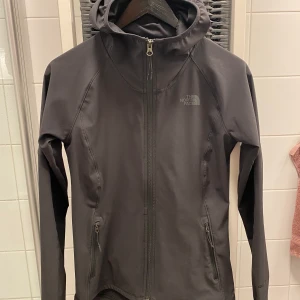 North face jacka  - Softshell jacka från North face o storlek xs/s, knappt använd så den är som nyskick! 