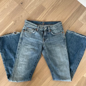 Lågmidjade jeans  - Jeans köpta här på plick, passar till någon som är runt 155cm🤍dom är bootcut