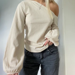 Beige tröja - Beige topp från na-kd, endast använd en gång, köparen står för frakten på 49kr 