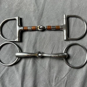 Bett  - Bett 13,5  1. Bett med rörliga koppar rullar, funkar bra på hästar som gillar att pilla med bett eller behöver hjälp att ”suga tag” i bettet. 2. Vanligt tvådelat bett, funkar på dem flesta hästar!  Bett - 100kr/st  Bettskivor - 10kr/st 