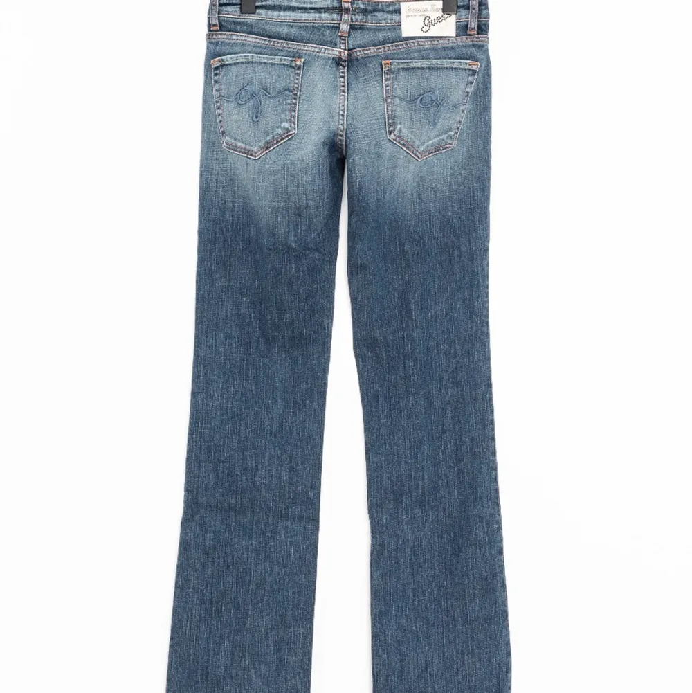 Säljer dessa sjukt snygga lågmidjade jeans från Guess pga för långa på mig!😫💔 På sista bilden ser man hur de sitter på mig om jag står på tå. Skulle säga att någon runt 172cm (+/-) skulle passa de perfekt!💞 Nypris va 779kr men säljer endast för 360kr!!🤩💘💘. Jeans & Byxor.