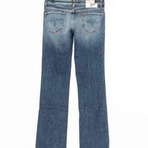 Säljer dessa sjukt snygga lågmidjade jeans från Guess pga för långa på mig!😫💔 På sista bilden ser man hur de sitter på mig om jag står på tå. Skulle säga att någon runt 172cm (+/-) skulle passa de perfekt!💞 Nypris va 779kr men säljer endast för 360kr!!🤩💘💘