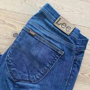 Säljer dessa otroligt snygga Lee jeans. De är lågmidjade och den perfekta blåa färgen. Tyvärr är de för små för mig så kan inte visa på W24 L31
