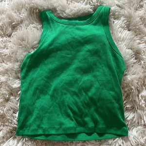 Grönt linne - Säljer nu mitt gröna linne från Lindex köpte det i stolek 140 då jag trodde det skulle va litet men passar mig som har stolek xs kontakta mig på Plick om du har frågor eller vill ha mer bilder💞