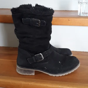 Svarta typ höst/viter skor - Svarta skor med dragkedja pch dom har fruff i sig så dom är varma im de e kallt ute, säljs för att dpm är för små. Super sköna. Dom går upp till halva smalbenet.