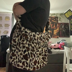 Fluffig väska - Så fin föuffig väska som jag köpt secondhand!