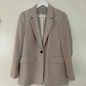 Kavaj - Kavaj från H&M, använd fåtal gånger. Grå/beige nyans