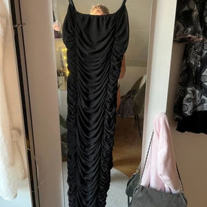 Suuuperfin figurnära Långklänning! - Säljer min fina fina svarta långklänning från lärarmiddagen då jag bara fått användning för den en gång.  Köp för runt 700kr (Zalando) och använd en gång. Figurnära superfin modell i stretchiga tyg! 