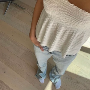 Fin mango topp - Säljer denna otroligt fina toppen ifrån mango.  Den är i storlek L men passar en xs-m. Jag är oftast en s i tröjor och den passar om man justerar banden. Bara använd 1 gång.❤️‍🔥❤️‍🔥