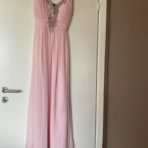 Långklänning - Långklänning i ljusrosa med strass detaljer. Använd 2 gånger. Perfekt till bröllop