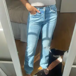 Ett par skit snygga straight jeans med ett hål på knät 💕 storlek 36