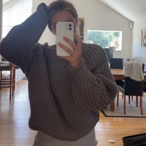 Stickad tröja från Hm - Säljer min fina stickade tröja från hm som var jättepopulär innan och inte finns längre. Väldigt fin färg, säljer även i beige/vit då jag vill ha mer oversized kläder därav storlek L. Sitter som en S/M väldigt skön. 