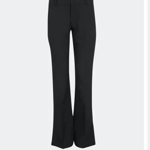 Lågmidjade kostymbyxor❤️ - Helt nya kostymbyxor från bikbok i storlek 38. Köpte fel då jag råka köpa dem med slits. Dem är lågmidjade. Original pris är 399kr men pris går att diskutera❤️❤️ skriv för mer bilder👌🏼❤️