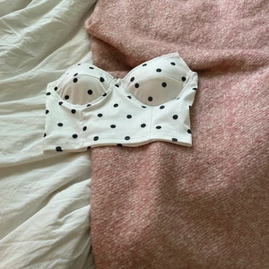 Tröja utan band från shein vit och svart prickig  - En svart och vit prickig töja utan band från shein de är storleken 34 men är lite stor i bysten 60 +29kr frakt som kan delas på