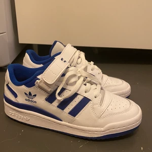 Addidas Original Blå - Säljer dessa nästan oanvända Addidas Original (storlek 38 2/3)inte använda mer än 1-2 gånger. Inköpta FootLooker. Väldigt snygga och bekväma skor🌷💕💕💕 Skriv om ni har några frågor eller vill se fler bilder💕 700kr (+frakt 59kr)