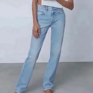 Säljer dessa mid rise zara jeans, så fina o perfekta sommarjeansen. Kan skcika egna bilder om det önskas💖