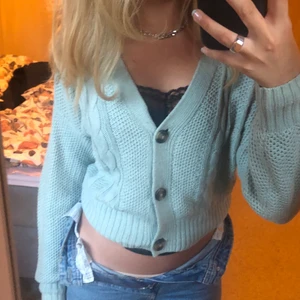 Kofta från Hollister  - Mysig kofta från hollister. Sparsamt använd🌟 köptes för 400kr