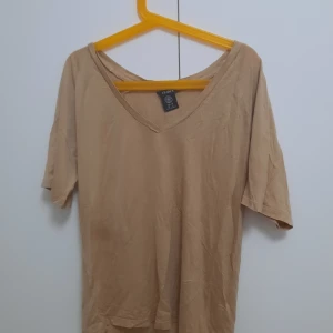 Brunt basic t-shirt  - Nu säljer jag denna fina t-shirt. Använd lite men frf fint skick. Stl Xs, tvättar och skrycker innan.  ⚠️finns ute på fler sidor⚠️ kan skicka privat hur den sitter på