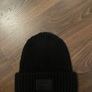 Mössa STRONGER - Oanvänd mössa från STRONGER 