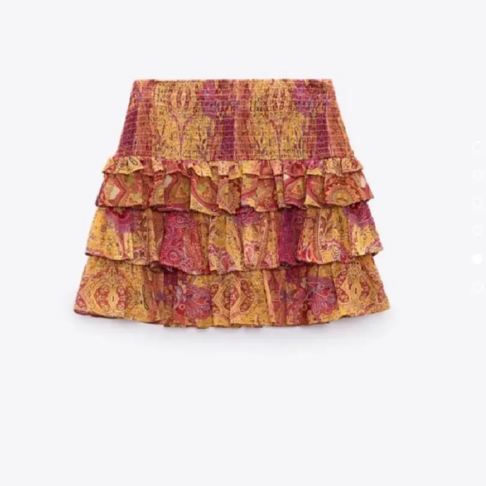 Säljer denna populära kjol från zara som är helt slutsåld på hemsidan, kjolen är endast använde en gång och är därav i nyskick. Säljer för 450 plus frakt💕 . Kjolar.