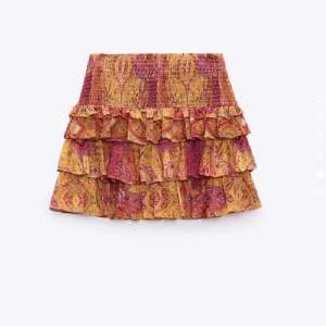 Säljer denna populära kjol från zara som är helt slutsåld på hemsidan, kjolen är endast använde en gång och är därav i nyskick. Säljer för 450 plus frakt💕 