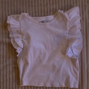 Zara topp  - Repost!  Säljer då denna fina zara topp då den ej kommer till användning. Det är en M men passar perfa till s också 💗 pris kan diskuteras ☺️