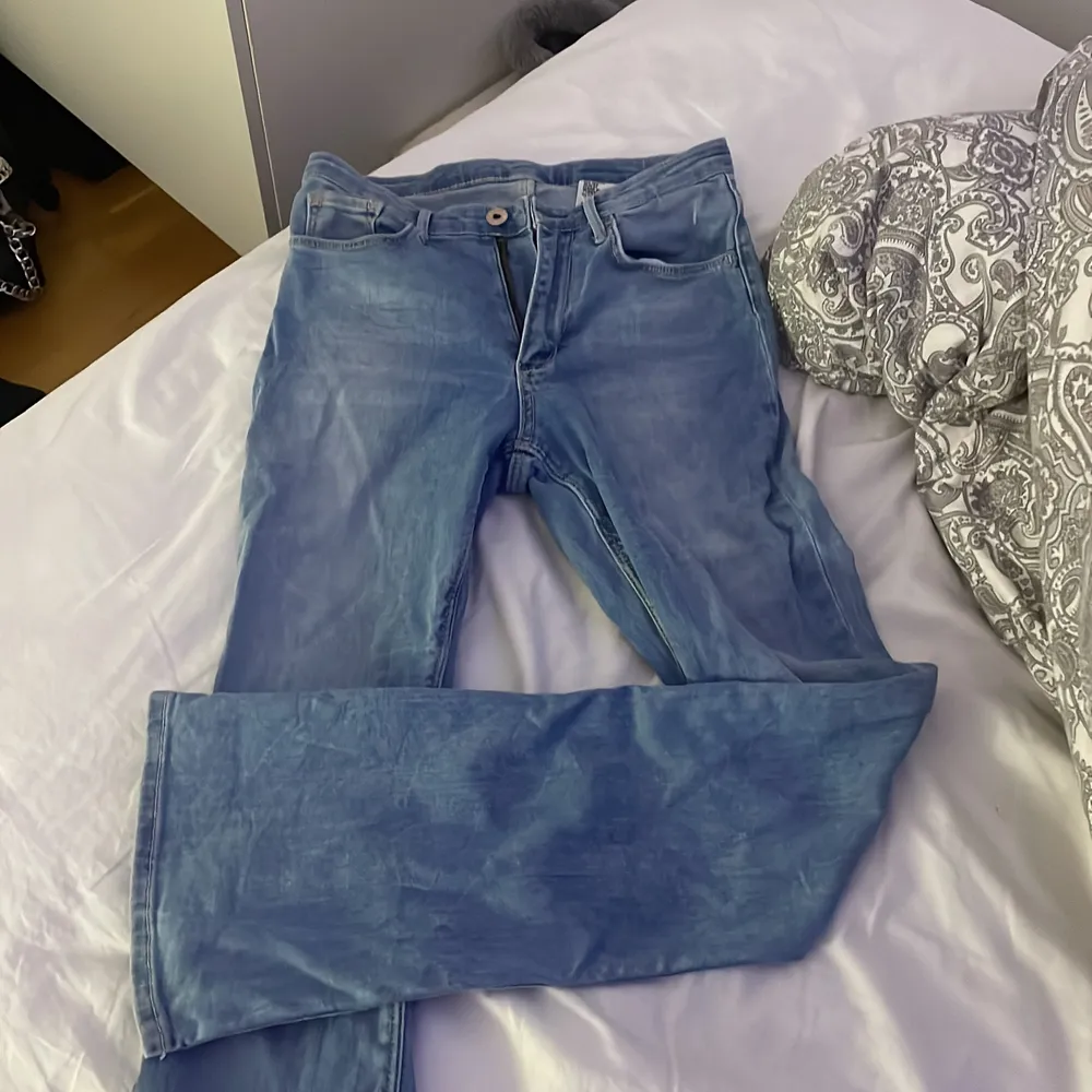 säljer nu mina ljusblåa utsvängda jeans i storlek 164 då jag tycker dom är för korta. de är i fint skick då de är fåtal gånger använda. köparen står för frakten då jag säljer dom så pass billigt. Jeans & Byxor.