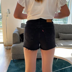 Levi’s shorts  - Säljer dessa svarta levi’s shortsen i st:26 i modellen ribbcage  Köparen står för frakten😊