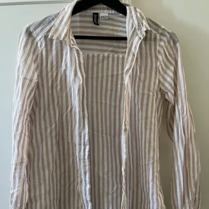 Skjorta - Vit och beige randig skjorta från HM i fint skick. Perfekt till sommaren☀️