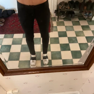 Kostymbyxor - Svarta kostymbyxor fr Zara. Felfria. Är 174 cm