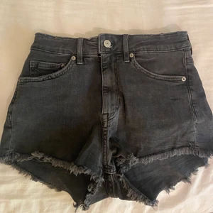 Svarta jeansshorts - Svarta jeansshorts, som jag aldrig har använt! Dem är från hm och väldelig bekväma. Dem är som nya. Färgen på jeans shortsen är uttvättad svart. Skit snygg färg!