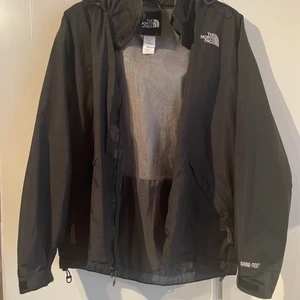 The north face jacka - fet jacka som passar till sommar/höst. goretex matreal. det står att den är i storlek S men passar mig som har M. Pris kan diskuteras 