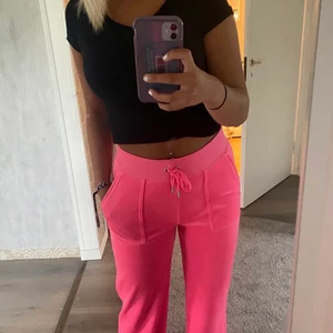 Juicy Couture Byxor Rosa - Hej. Jag säljer mina älskade juicy byxor (rasberry rosé). Det är storlek xxs men det passar absolut xs och s. (handuksmaterial)Finns 1 dekal på och det är den ena metallgrejen på snöret på framsidan + en metall grej där bak Tar emot prut. Vill gärna byta.