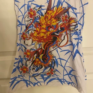 Ed hardy tröja - Ed hardy t-shirt i nyskick, alla rhinestones är kvar!! Kommer dock inte till användning. Hör av dig vid frågor💕