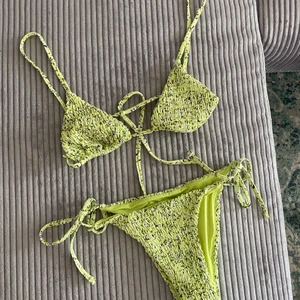 Grön bikini - Grön bikini med små fina blommor från #zaful. Ser ingen storlek, men uppskattar till S. Helt oanvänd, har dock klippt bort lapparna. Jättefin men för liten för mig tyvärr.