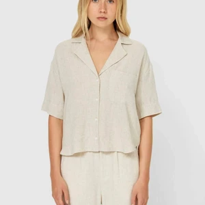 Linneskjorta - Säljer min beige kortärmade linneskjorta då jag har två stycken i samma storlek så säljer ena vidare. Älskar denna tröja verkligen. Så stilren och bekväm!