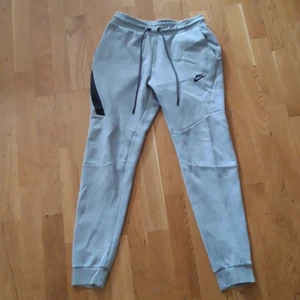 Nike tech fleece byxor grå - . 