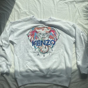Kenzo tröja - En jättefin helt oanvänd och såklart äkta kenzo tröja💕jag fick den i födelsedagspresent men den föll mig inte i smaken tyvärr💕den kommer från barn avdelningen så skulle säga att den motsvarar en s(dam) 💕 den färgglada broderingen gör den speciell och den piffar till outfiten rejält💕En ny kostar ca 1000 kr💕