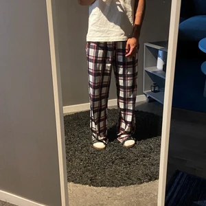 Mjukisbyxor  - Säljer dessa mjukisbyxor från SHEIN då dom inte kommer till användning längre. Byxorna är superlätta och supersköna men används inte av mig längre. Skriv privat för mer bilder. Skick 9/10 storlek s