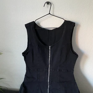 Jeansklänning - Aldrig använd, står ingen storlek på den men skulle säga att den funkar för den mellan storlek 44/46