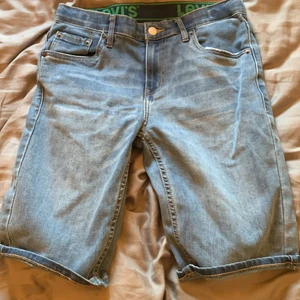 Levis shorts - Ett par Levis shorts för små använd 1 gång bra skick 