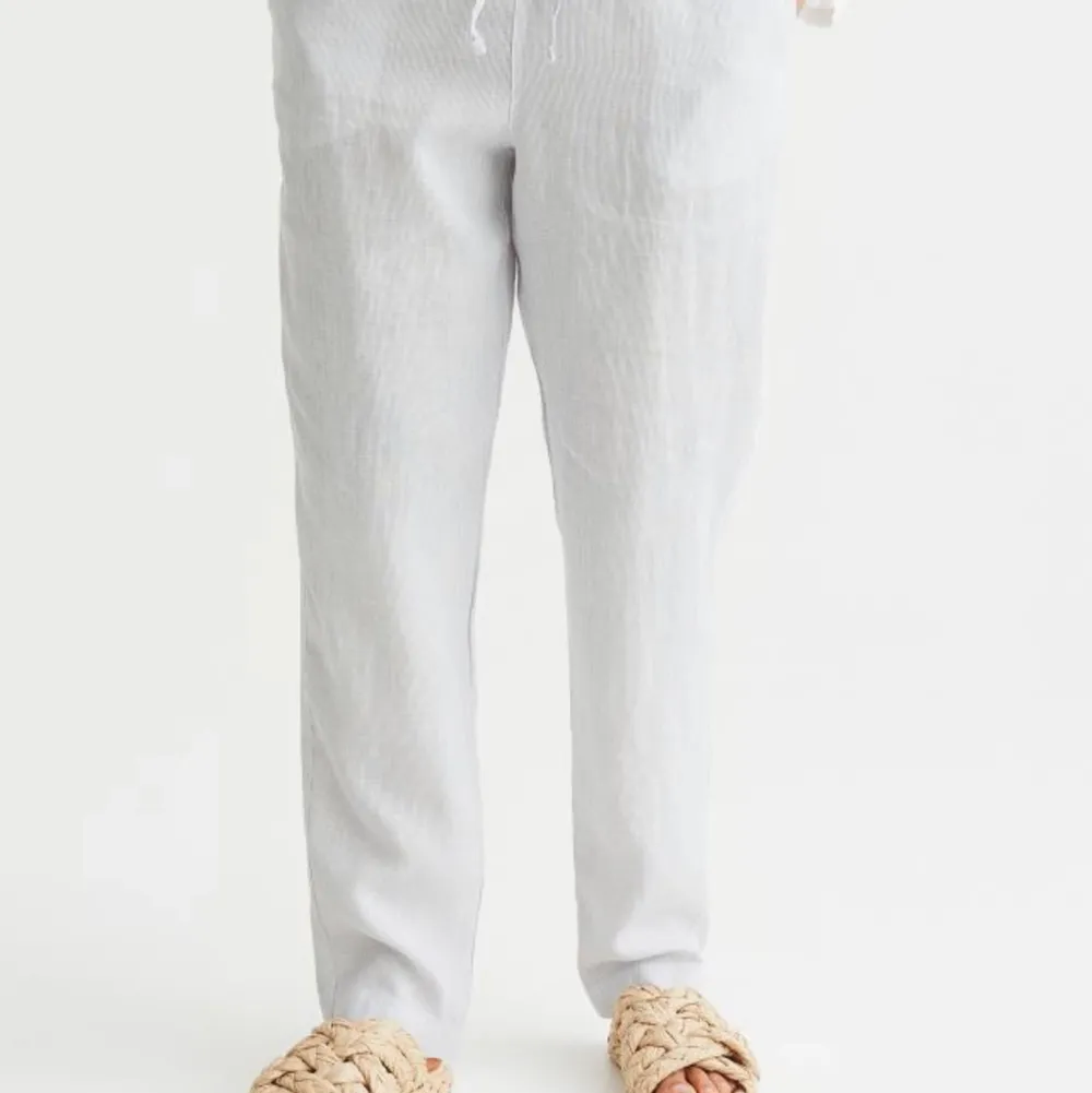 Säljer mina snygga vita linnebyxor från hm i mycket bra skick endast använda fåtal gånger! Helt slutsålda. ‼️De är vita inte som på bilderna‼️ Nypriset är 299k Startbud: 150kr❤️‍🔥. Jeans & Byxor.